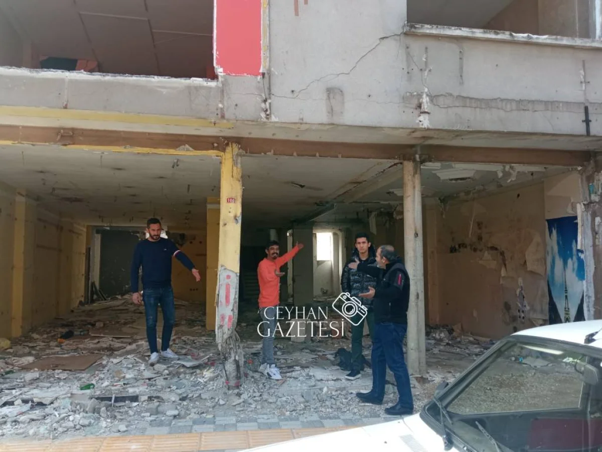 CEYHAN KIZILAY CADDESİNDEKİ  AĞIR HASARLI BİNA TEHLİKE ARZ EDİYOR