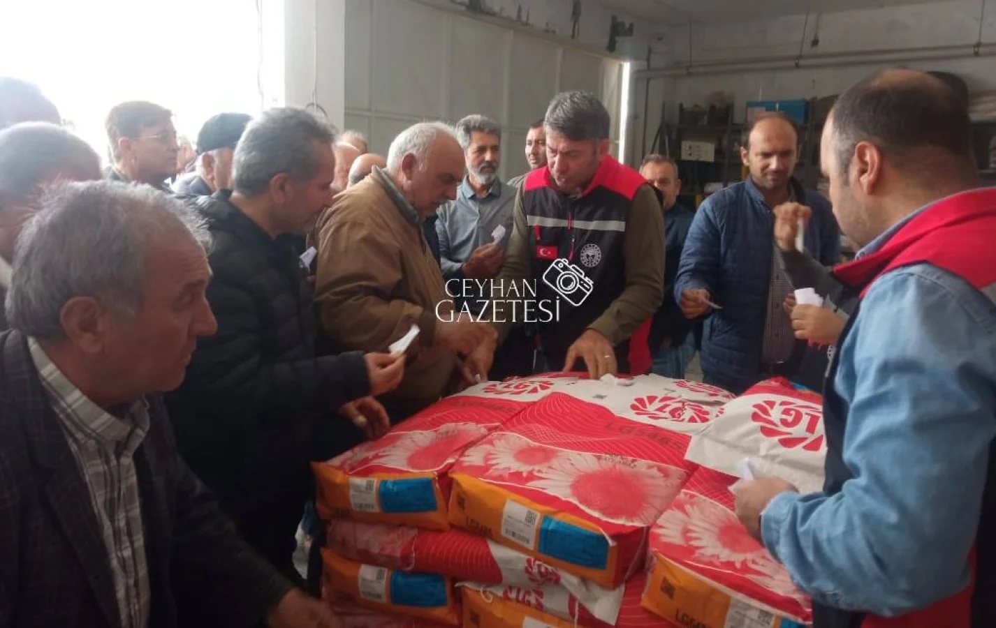 CEYHAN İLÇE TARIM MÜDÜRLÜĞÜ 426 ÇİFTÇİYE AYÇİÇEĞİ TOHUMU DAĞITTI