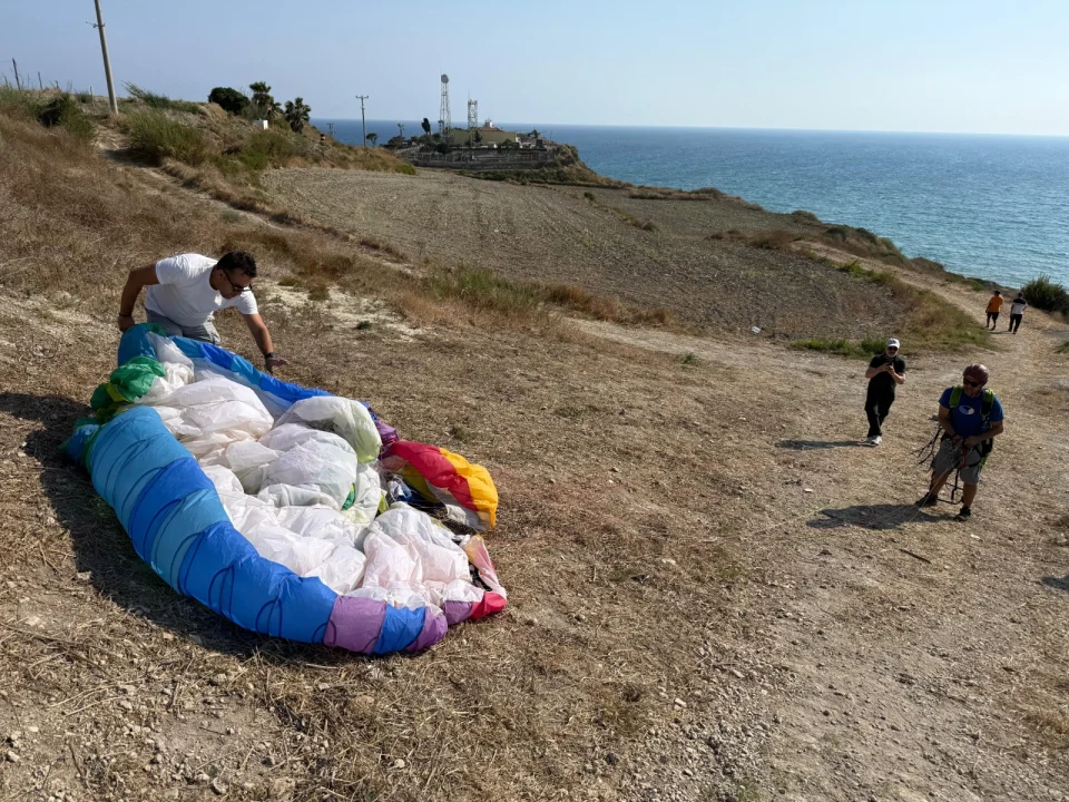 Akdeniz Kıyısında Yamaç Paraşütü Keyfi: AYDOS Pilotları Yetkinliklerini Sergiledi